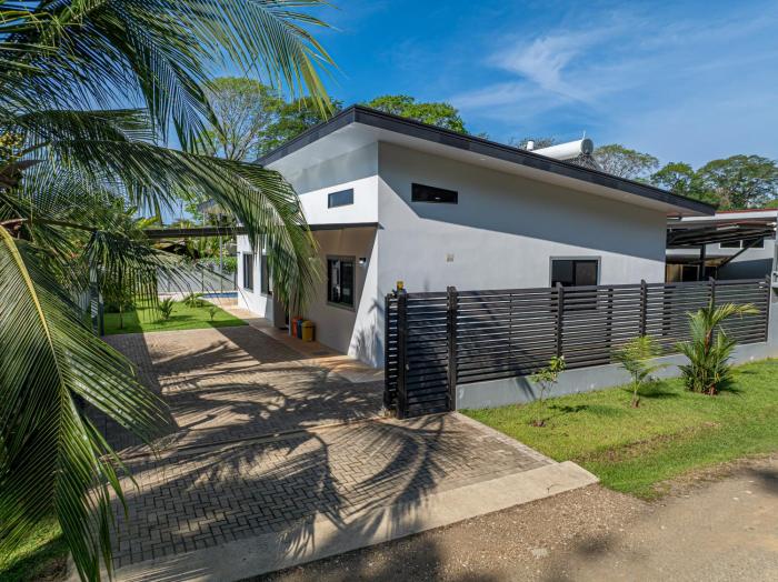 CASA SERENITY , brand new house, walk 2 beach, private pool, wifi, PURA VIDA!!!!