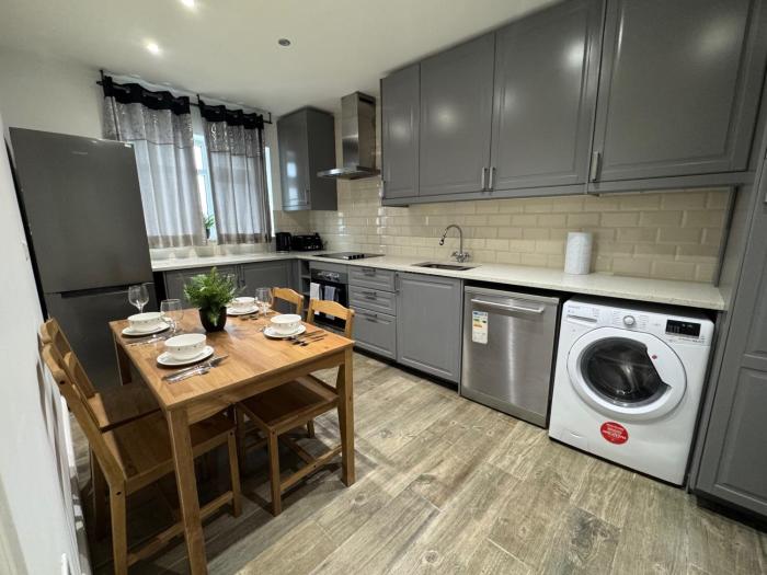 2 Bed Flat - Sleeps 4 - Parking - Wifi