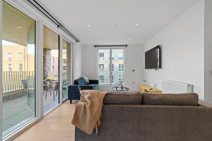 Luxury Barking Apartment Near City Airport - With Gym And Free Parking Sleeps 8