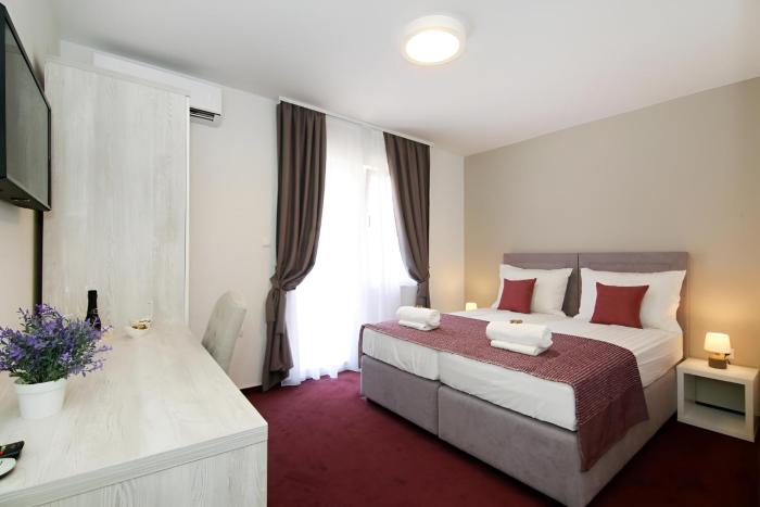 Maxim Deluxe Rooms with Balcony & Private Bathrooms - Downtown Spalato, Quiet Neighborhood