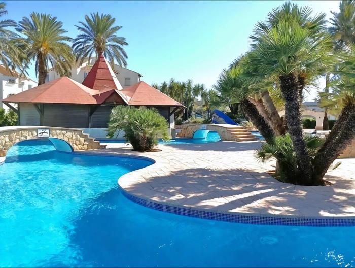 3 minutes from the beach with swimming pools, slides, and a bar