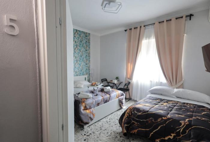 A cartulina e Napulè Attico con Vista Porto Ascensore Colazione Inclusa Struttura nel cuore autentico di Napoli a 5 minuti dalla Stazione Centrale e dal Centro Storico AC