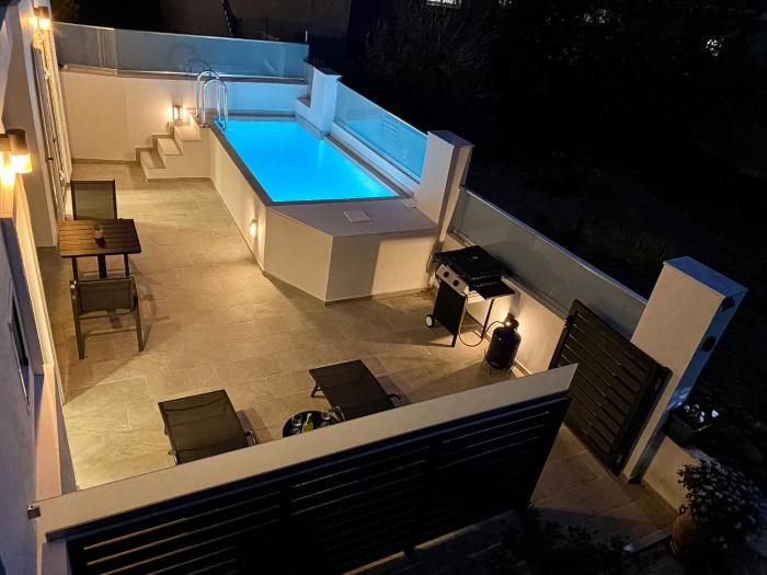 Comfy apartment with small private pool, Fiber internet and private parking