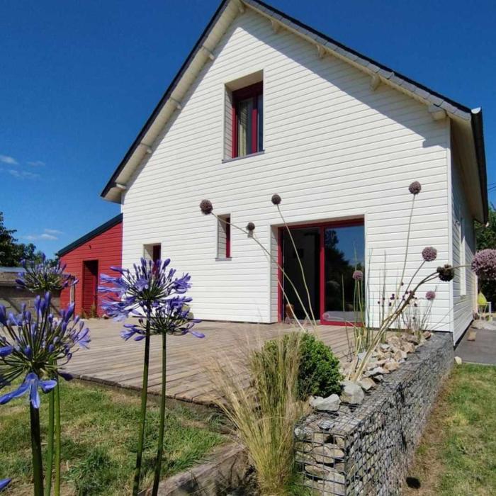 La maison blanche et rouge