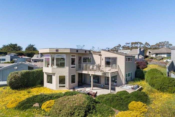 Breathtaking Views of the Pacific Ocean Rooftop Balcony Gourmet Kitchen and Hot Tub overlooking Golf Course