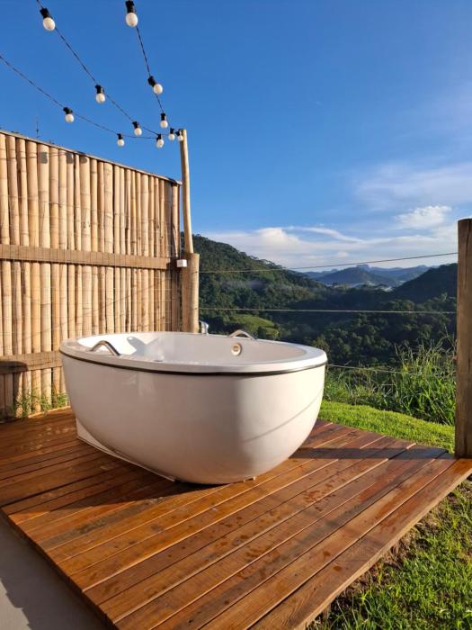 Embahu Suítes - Vista para Pedra do Baú e banheira de imersão