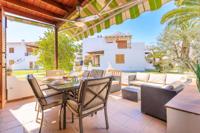 Punta Prima Villa Tini