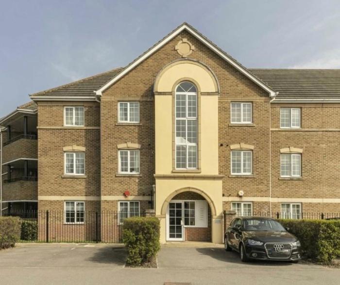 Spacious 2-Bed Family Flat in Wimbledon Near Tube