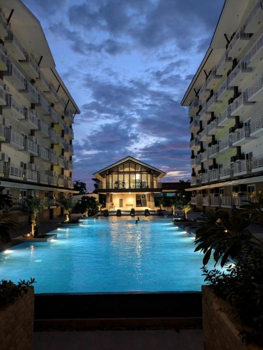 Budget Resort Stay Cebu Airport with Netflix, pool, gym and helpful host