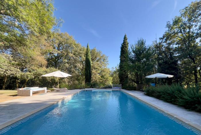 Maison en pierre dans la forêt - piscine & calme