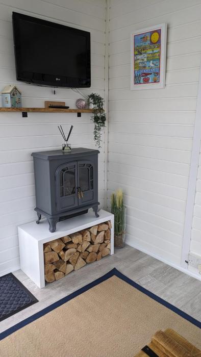 Rosys Retreat-Cosy Beach Chalet Escape in Bacton Norfolk