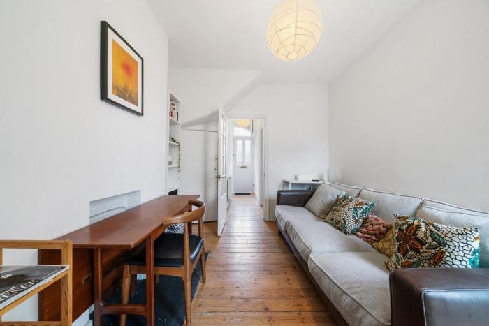 Midcentury Gem with Great Transport Links