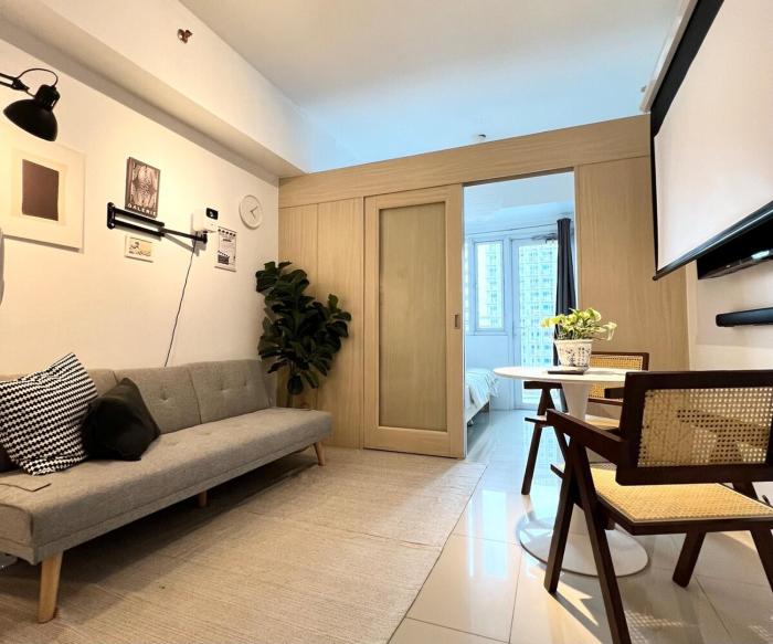 Jazz Residence T2 Rm 405 Homey Muji Inspired Staycation Big Screen Cinema