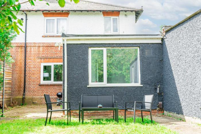 Charming 2-Bedroom Flat with a Garden and Free Parking at Abingdon