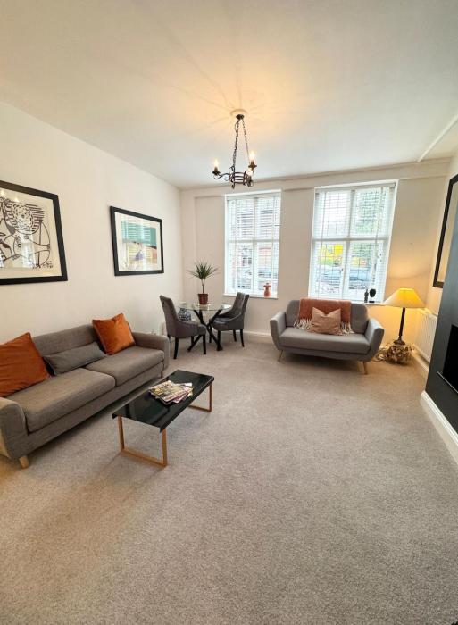 Modern 2 bed with parking in Marlow