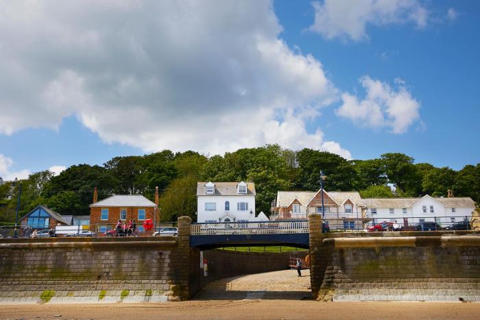 Delightful beachfront apartment - 2 bedrooms sleeps 4 - parking & stunning views