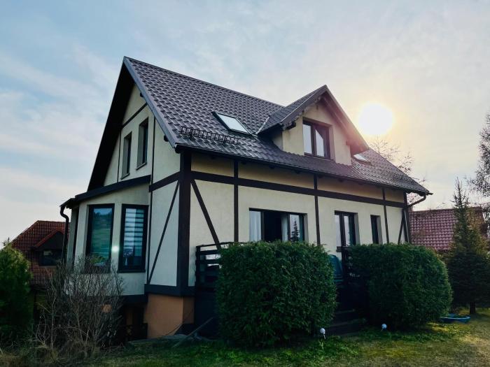 Dom na wzgórzu z widokiem na jezioro