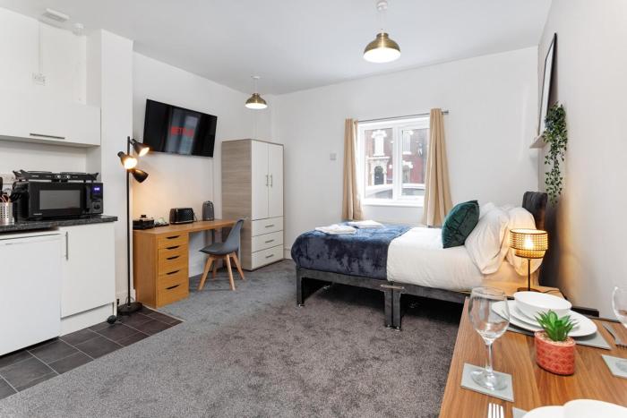 City Centre Studio 8 with Kitchenette, Free Wifi and Smart TV by Yoko Property