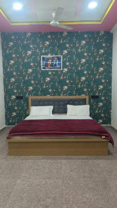 Kaka Guest House Near Prem Mandir and 100 Mt far away from Premanand Maharaj G