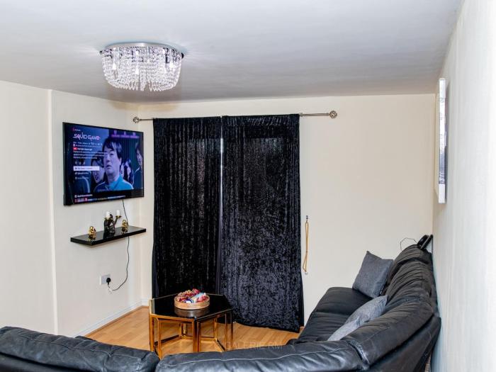 2bed Flat with private parking