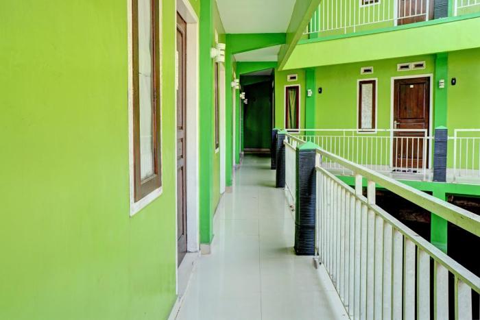 OYO Life 92919 Kost Wijaya Kusuma Lake Syariah