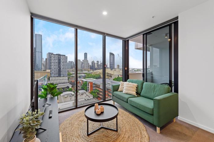 Central South Bank Apt with City Views, Study & Park