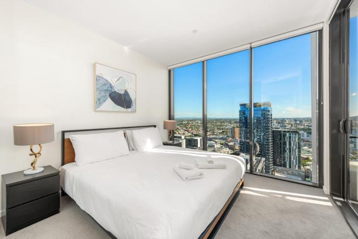 Breathtaking Views, King Bed, Pool & Best Location