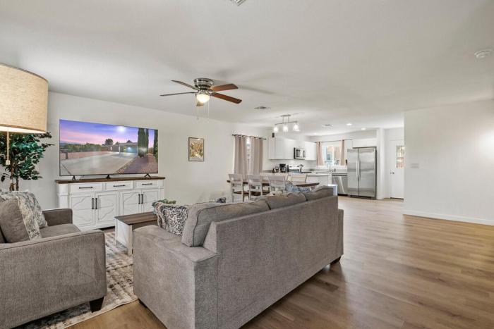 l NEW l Fully Remodeled 3BR 2BTH l 1 Min to Veterans Memorial Park