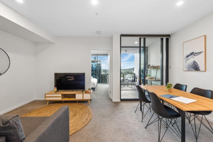 Mountain & Sunset Views with King Bed, Pool, Gym