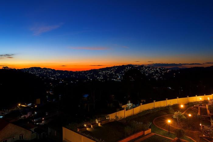 The Aston Executive Suite 2BR Balcony Near Mines View Baguio