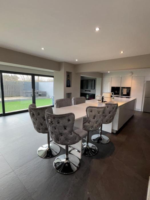 Large Modern Family Home in Murrayfield - Very close to City Centre - 10 mins by Direct Bus - Private Driveway & Garden