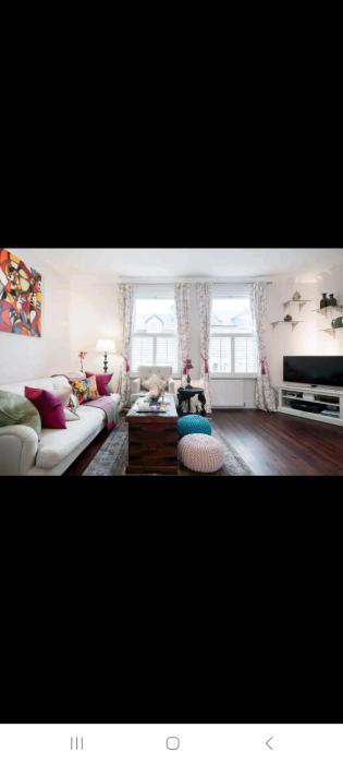 Sunny room with private bath & terrace in Clapham Junction, minutes from Victoria, Waterloo, Chelsea