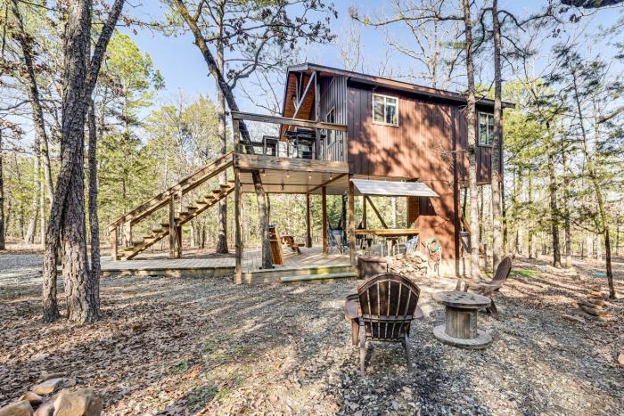 Bluebird Treehouse Near Kiamichi Mtns with Hot Tub