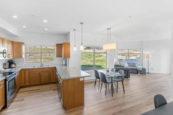 Luxury Lake View Condo in West Kelowna, 5 Star Resort with Pool, Hot Tub and Gym