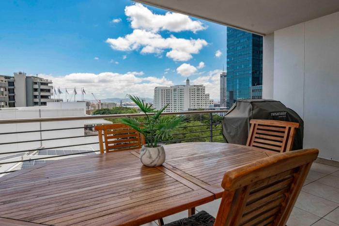 Self-Check-In, Restaurants, Cafes, Pubs, Work or Vacay