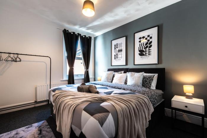 Luxury Southampton Contractor Free Parking Town Centre WIFI 5 bedrooms Sleeps 11