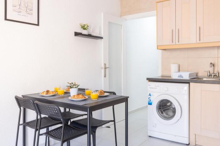 2-bedroom apartment - close to beaches and center