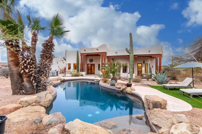 Relaxing 3BR Haven with Pool and BBQ for Family Time