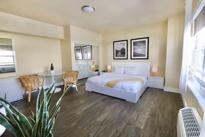 Art Deco Suite Steps from Beach in South of Fifth