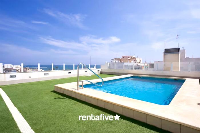 rentafive - Terraza- Piscina - 2 min Playa