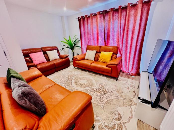 NEWLY BUILT 2 BEDROOMS SERVICE APARTMENT in DARTFORD