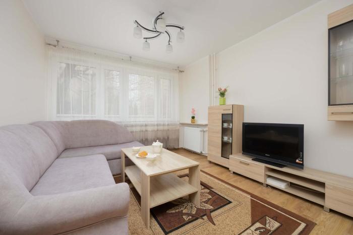 Spacious and Bright Apartment near Metro Wilanowska by Noclegi Renters