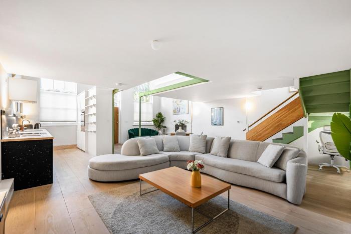 Schoolbell Mews full 3 bedroom 2 bathroom architect designed mews house Fabulous Bow, Victoria Park Location