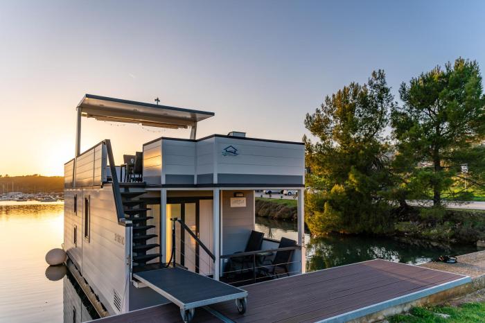 Floating house - ARIA