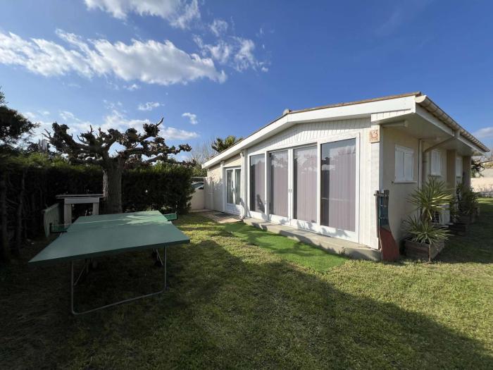 Maison Bungalow Climatisée avec Jardin Arboré, 3 Chambres, Wifi - Proche Plage et Commerces - FR-1-701-84