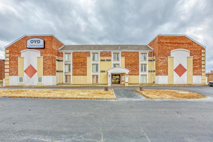 OYO Townhouse Tulsa Woodland Hills