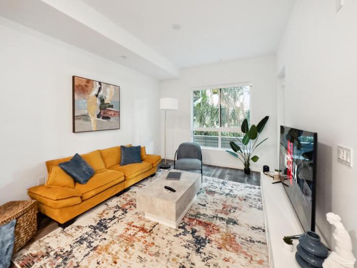 Spacious 1BDR near Walk of Fame with Luxury Amenities