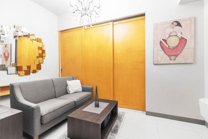 Stylish condo in BGC near Uptown mall and St Lukes