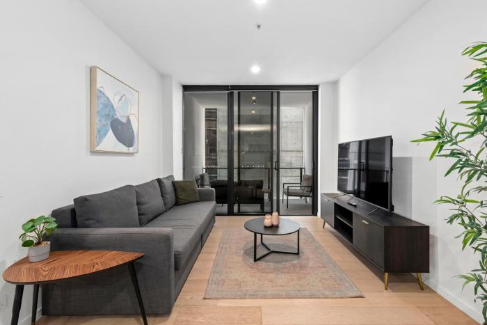 Stylish Apt with King Bed, Gym, Pool