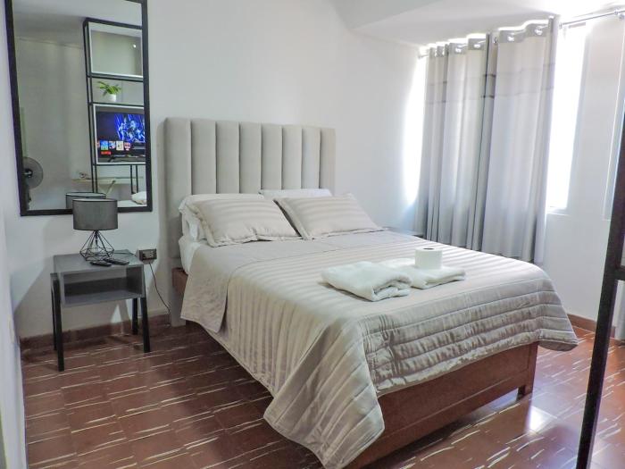 Estudio de Lujo, Cerca de la Plaza